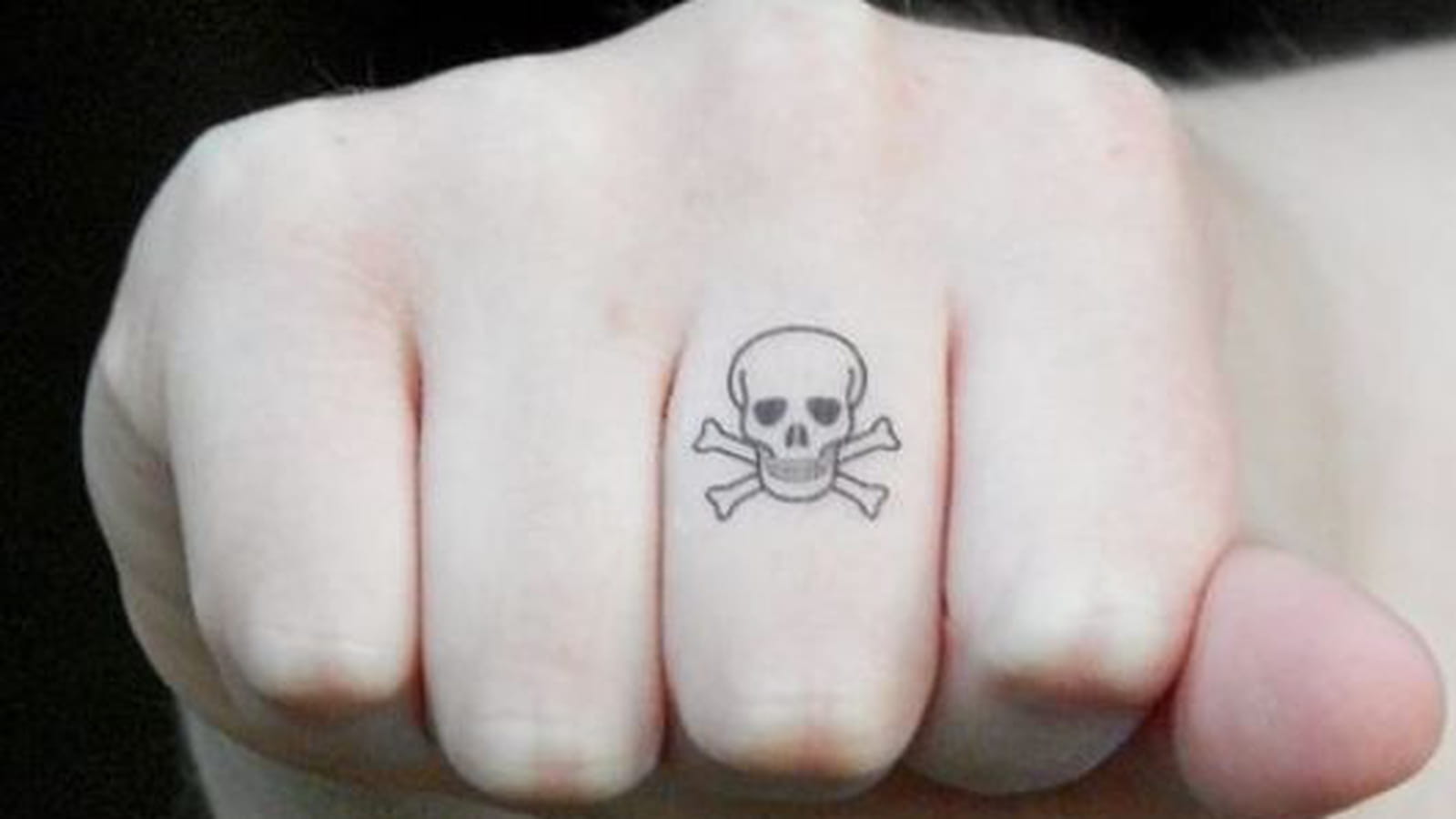 Tête de mort pirate sur le doigt