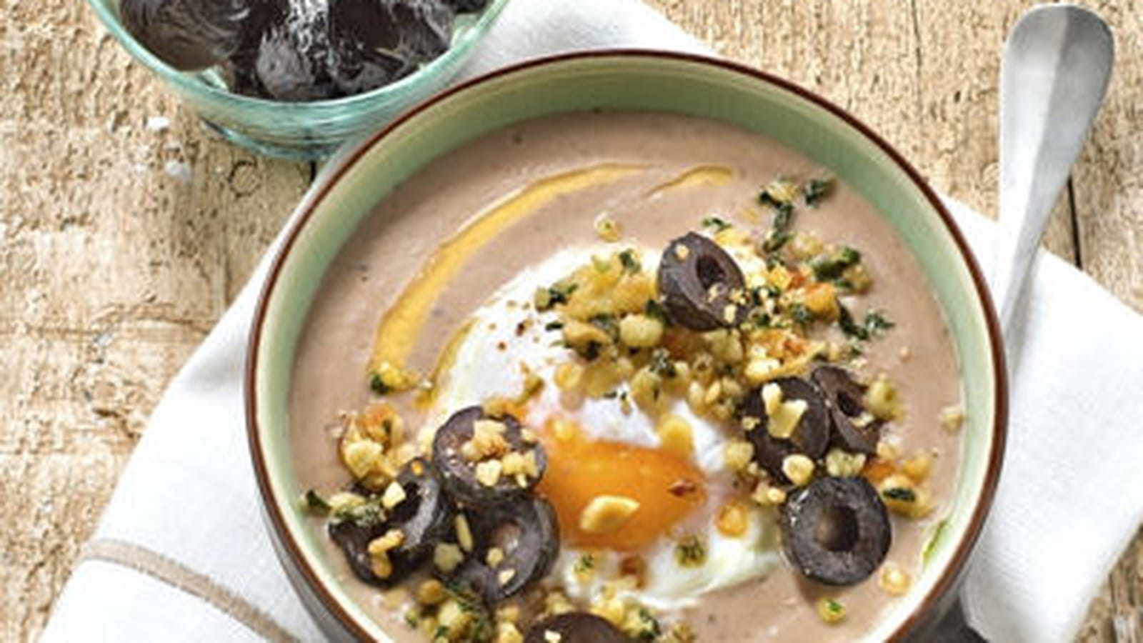 Soupe de panais aux olives noires, chapelure de pignons et basilic