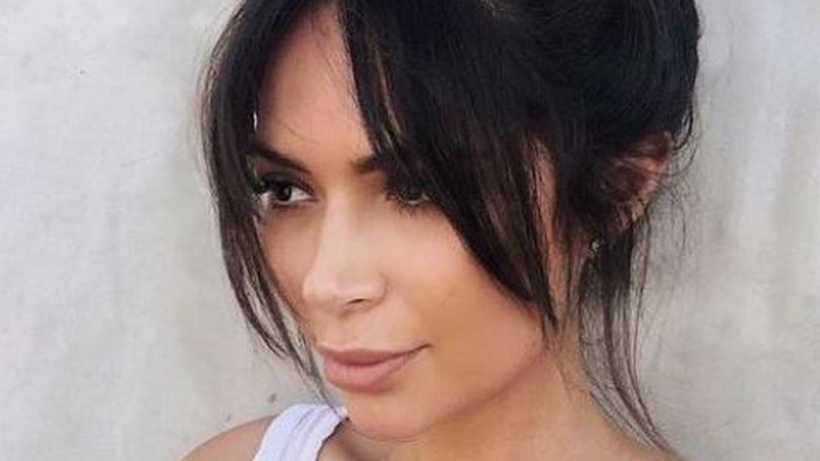 Frange rideau longue et chignon chic