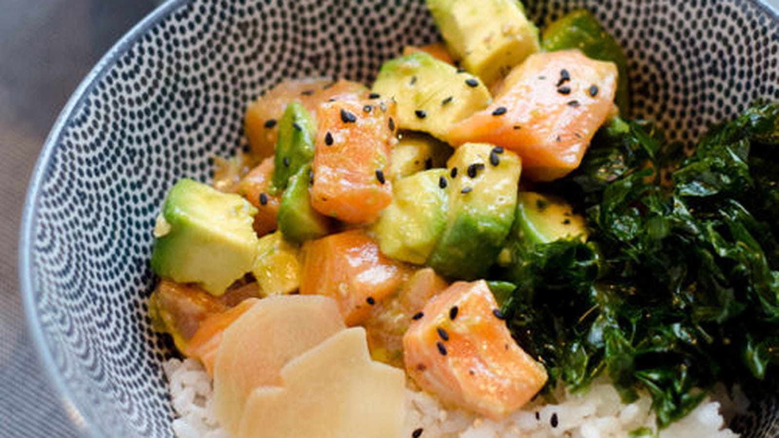 Poke bowl au saumon et avocat