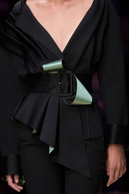 La ceinture bicolore nou&eacute;e du d&eacute;fil&eacute; Atelier Versace