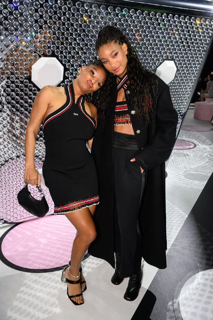 Halle Bailey en robe noire &agrave; liser&eacute; rouge et Willow Smith en bandeau &agrave; franges