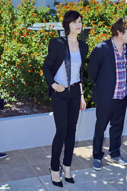 Charlotte Gainsbourg en tailleur noir et escarpins pointus