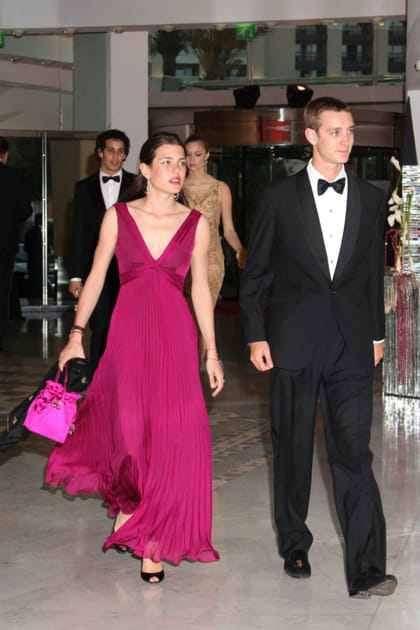 Charlotte Casiraghi en robe longue rose et sac &agrave; main fuchsia