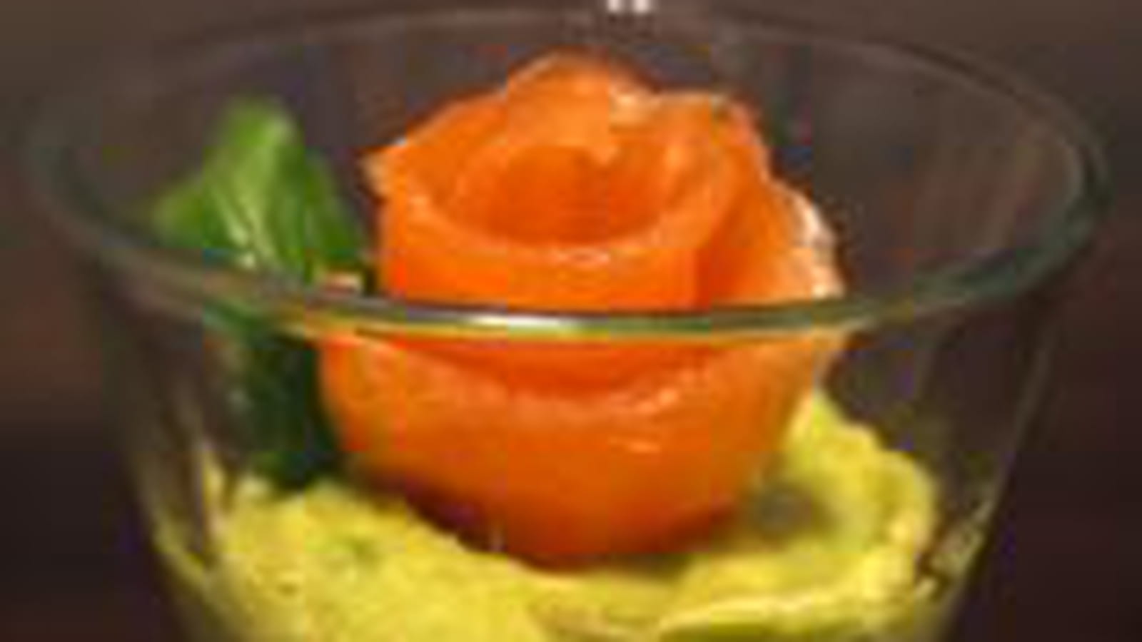 Verrines de crème d'avocat et saumon sur billes de tapioca