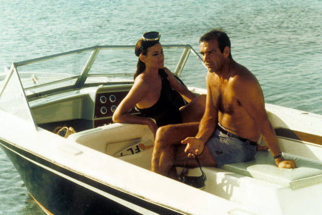 Claudine Auger et Sean Connery sur le tournage d'"Opération Tonnerre"