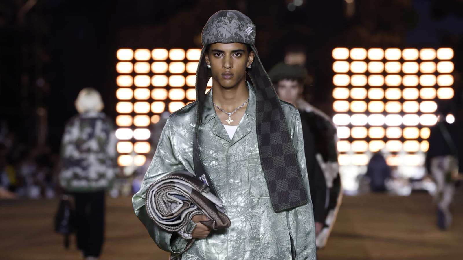 Look 15