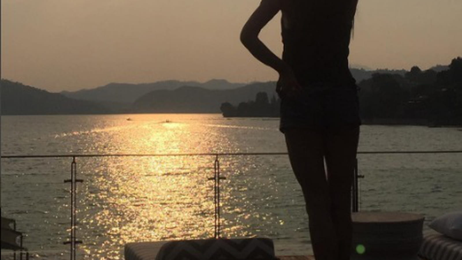 Victoria Beckham salue le soleil