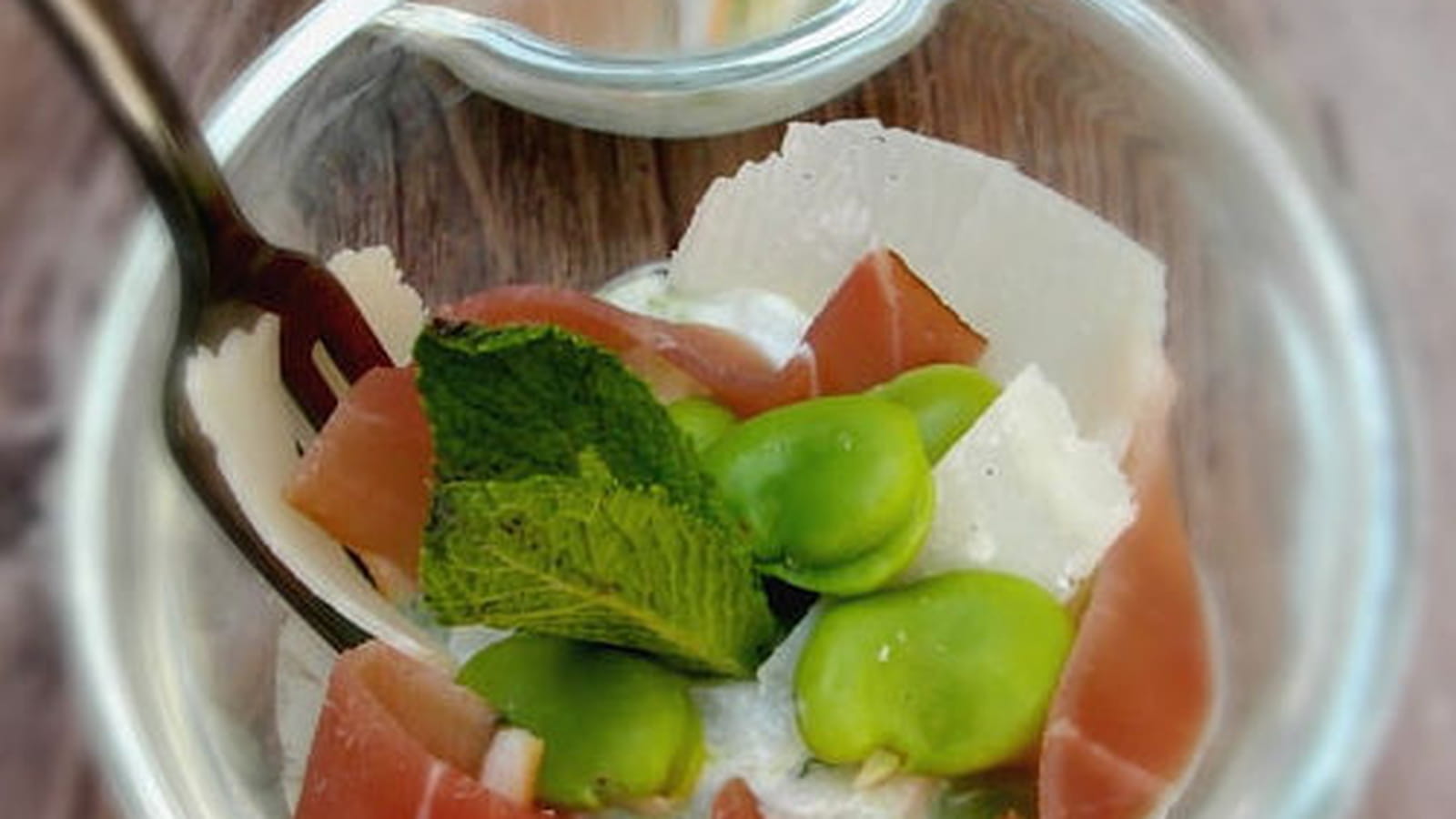 Tzatziki aux fèves, parmesan et jambon cru
