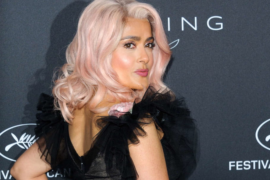 Les cheveux roses de Salma Hayek à Cannes