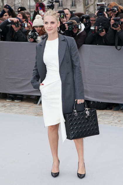 Mélanie Laurent en manteau gris et sac à main matelassé Dior