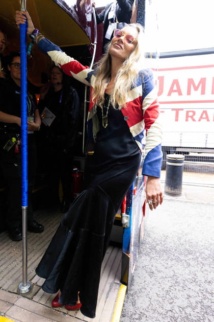 Kate Moss robe noire et veste tricolore