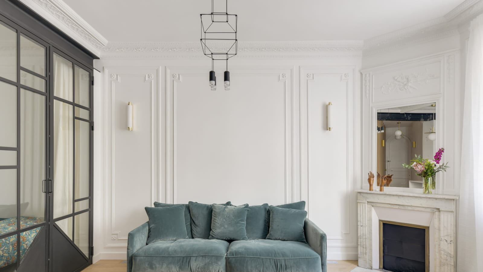 Salon blanc avec moulures 