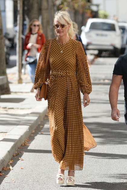 Apr&egrave;s&nbsp;: L&aelig;ticia Hallyday &agrave; 44&nbsp;ans en robe fluide &agrave; pois et escarpins blancs