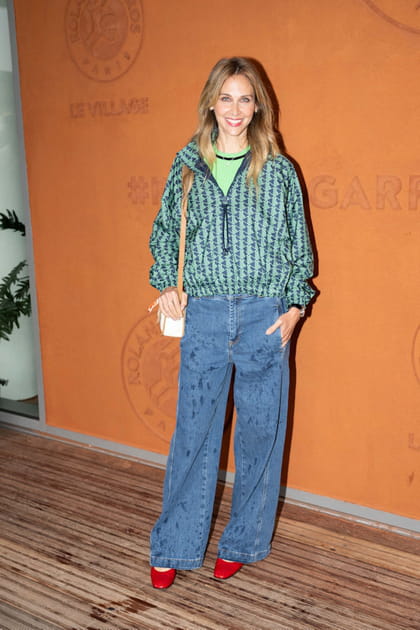 Oph&eacute;lie Meunier en jean flare et veste imprim&eacute;e