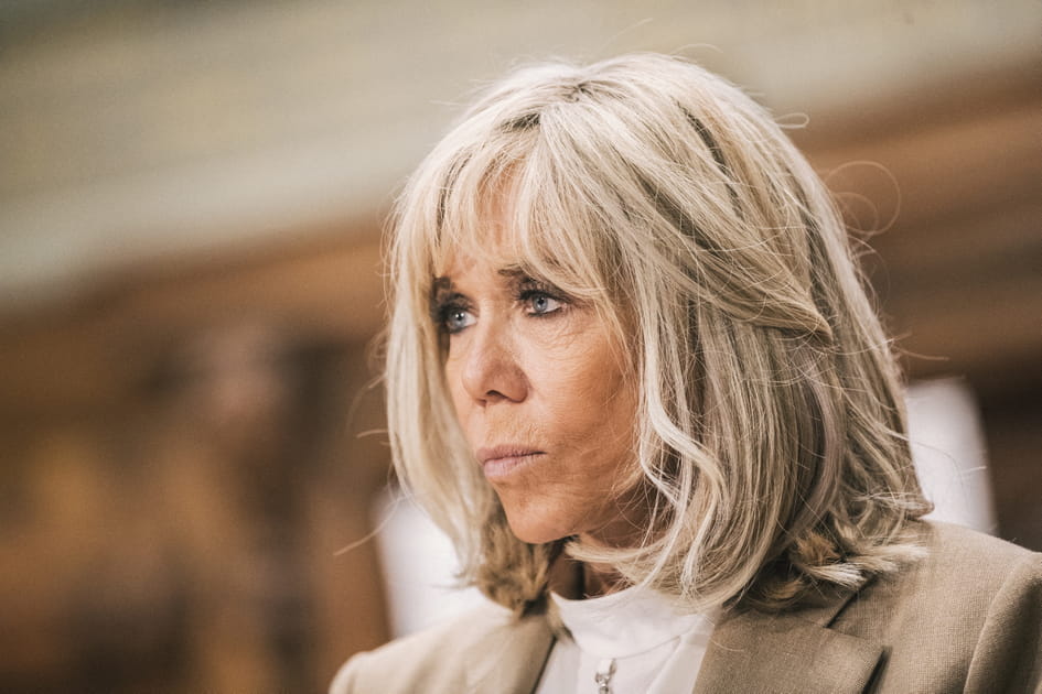 Brigitte Macron, soign&eacute;e avec sa frange rideau