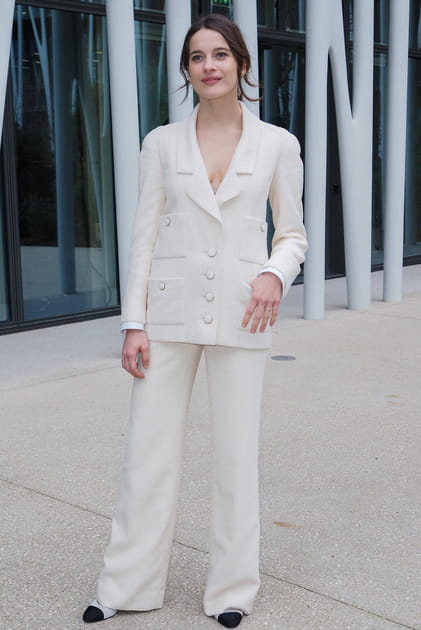 Rebecca Marder en tailleur blanc et souliers bicolores