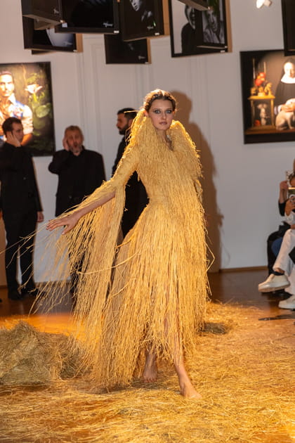 Robe couleur paille &agrave; franges aper&ccedil;ue&nbsp;sur le d&eacute;fil&eacute; Franck Sorbier