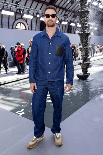 Theo James en ensemble en jean et baskets