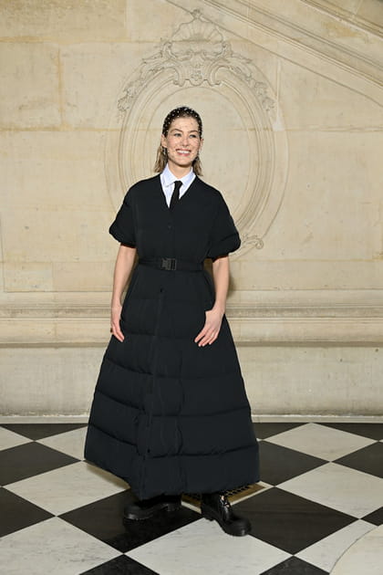 Rosamund Pike en Dior au d&eacute;fil&eacute; Dior