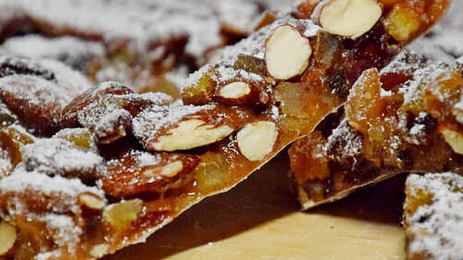 Panforte aux amandes, noisettes, raisins secs et agrumes confits
