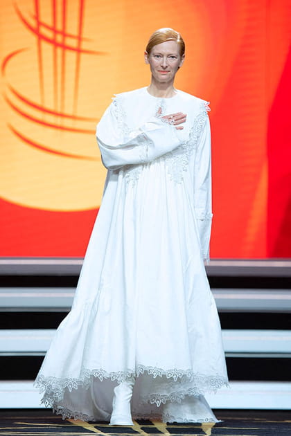 Tilda Swinton en robe longue blanche brodée