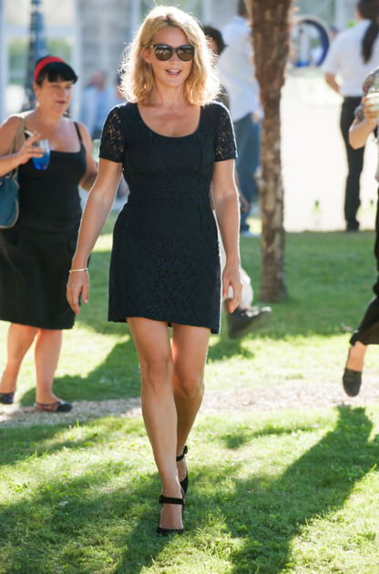 Virginie Efira en petite robe noire &agrave; manches courtes en dentelle