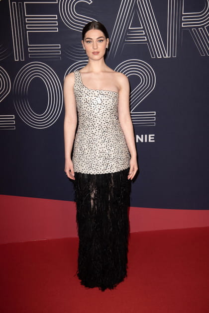 Anamaria Vartolomei en robe asym&eacute;trique Chanel