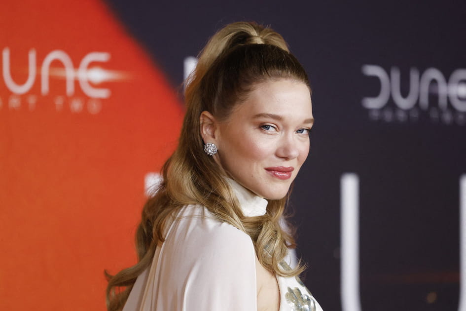 La demi queue-de-cheval boucl&eacute;e de L&eacute;a Seydoux