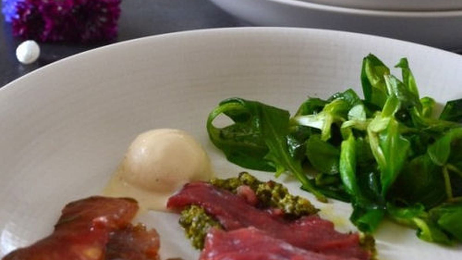 Carpaccio de magret de canard et sa boule de glace au foie gras