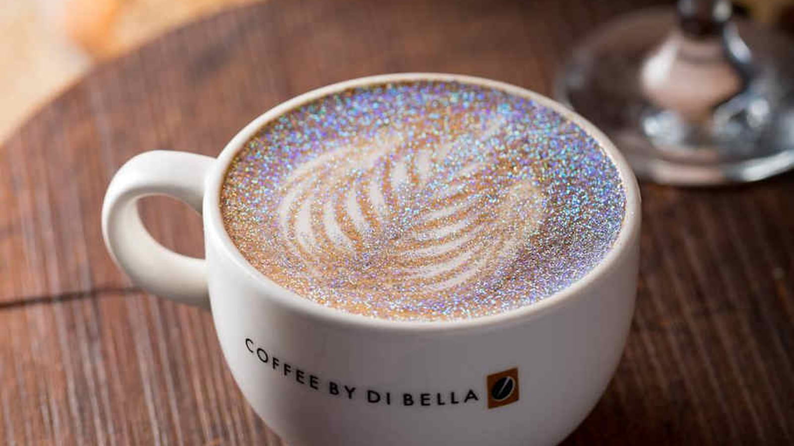 Nouvelle tendance : le glitter coffee ou café pailleté