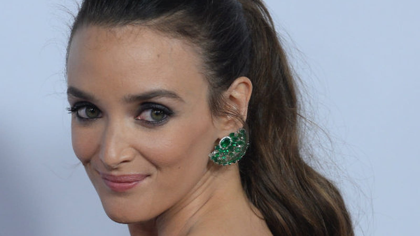 La queue-de-cheval wavy de Charlotte Le Bon