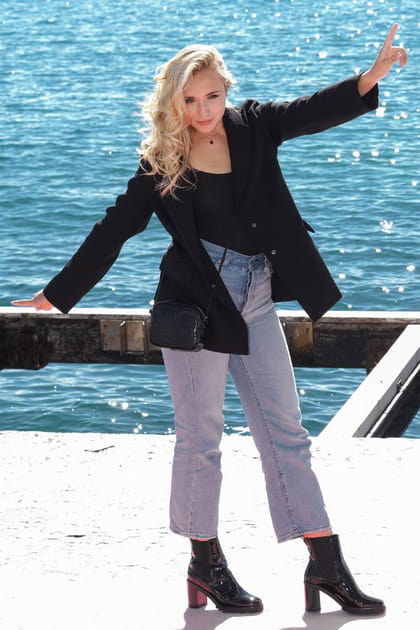 Chloé Jouannet en denim clair et veste de costume noire