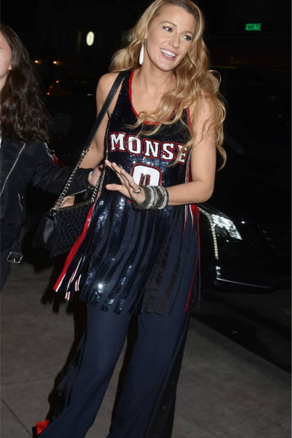 Blake Lively en t-shirt de basket et jogging