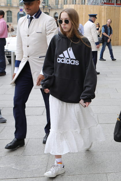 Lila Grace Moss en sweat Adidas