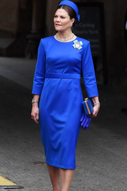 Victoria de Suède en robe droite bleu cobalt