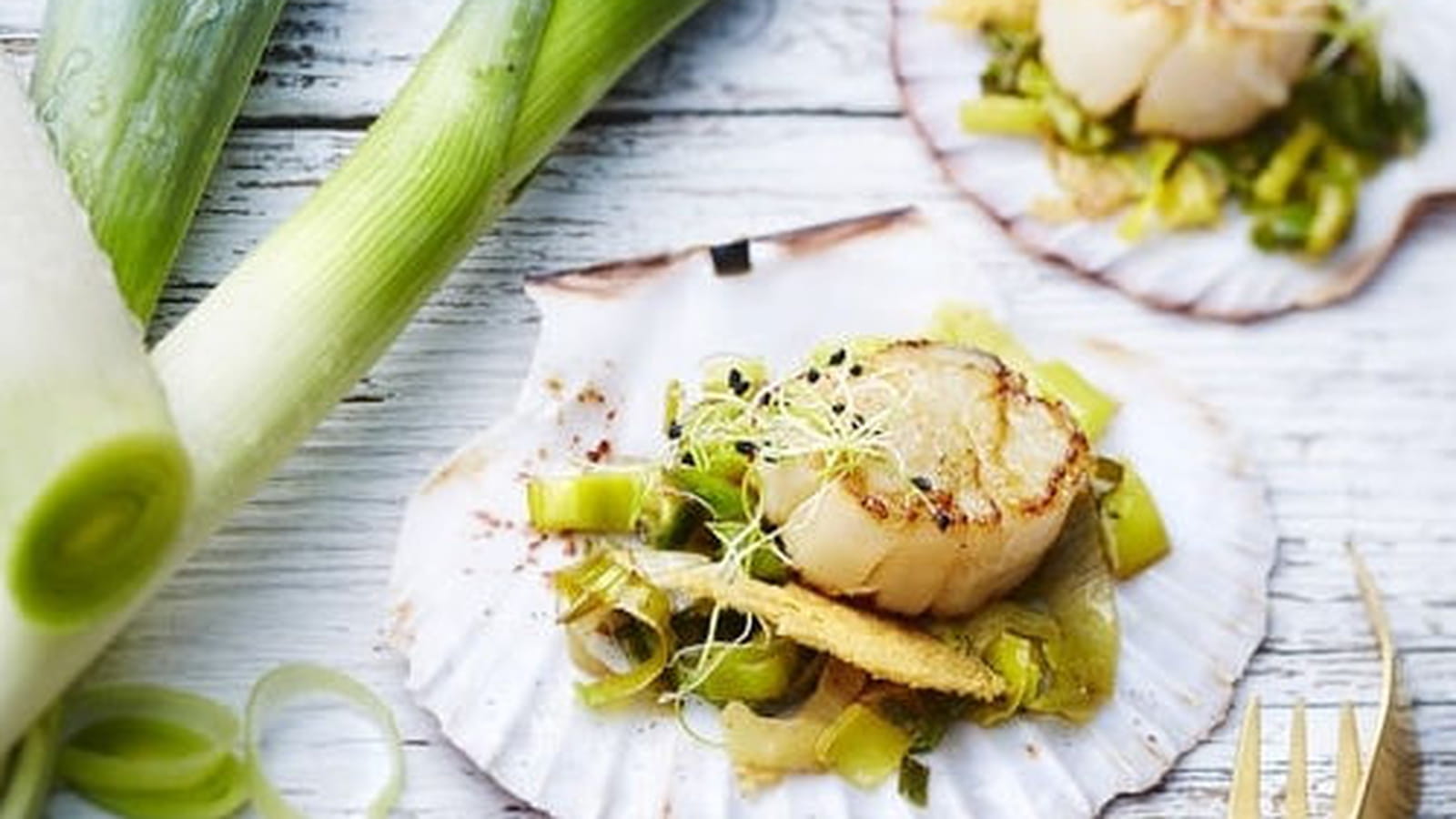 Saint-Jacques aux poireaux de Normandie et sa tuile au parmesan