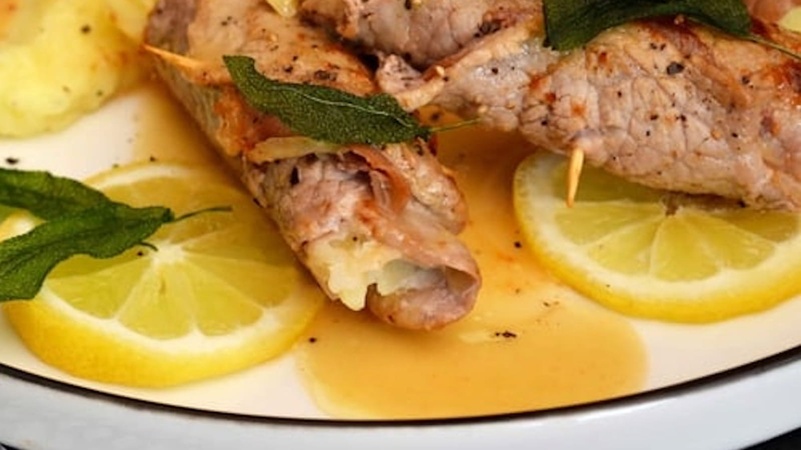 Involtinis de veau au jambon cru et mozzarella, sauce au citron et sauge frite