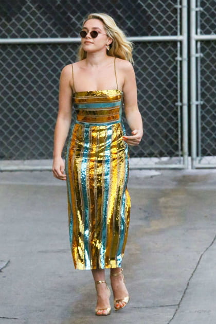 Florence Puth en robe brillante ray&eacute;e
