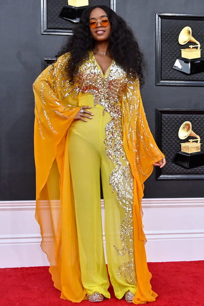 H.E.R. dans une combinaison jaune &agrave; paillettes