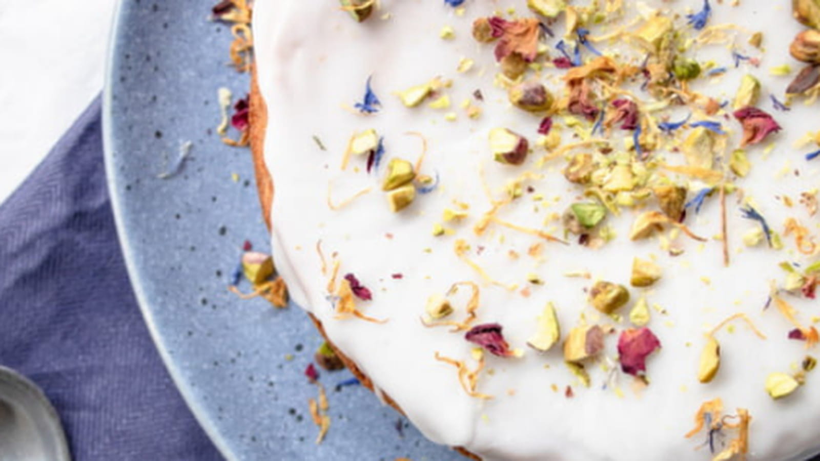 Gâteau moelleux à la rose, cardamome et pistaches