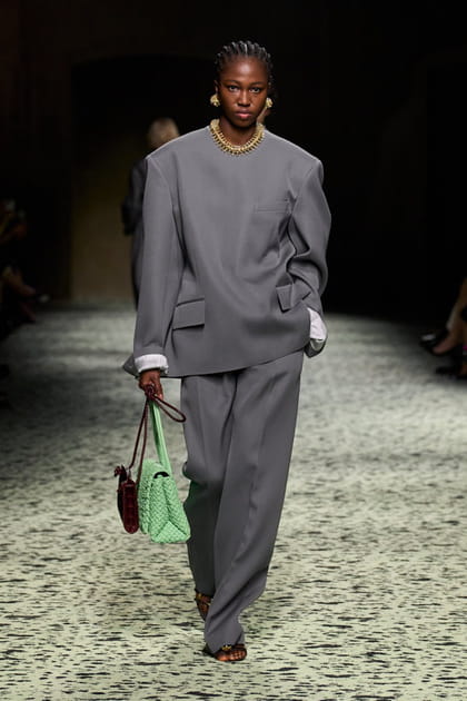 Ensemble gris anthracite loose aper&ccedil;u sur le d&eacute;fil&eacute; Bottega Veneta