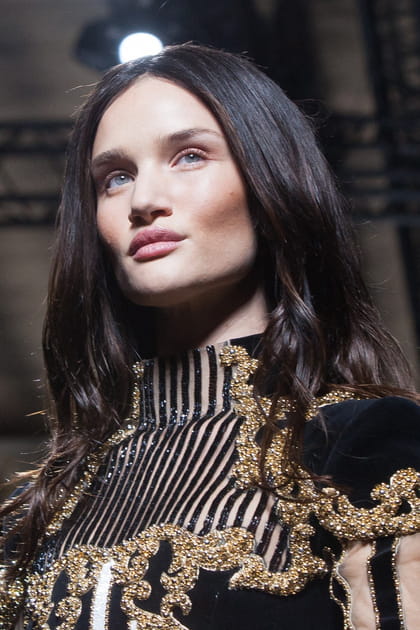 Stars et coloration&nbsp;: Rosie Huntington-Whiteley en brune