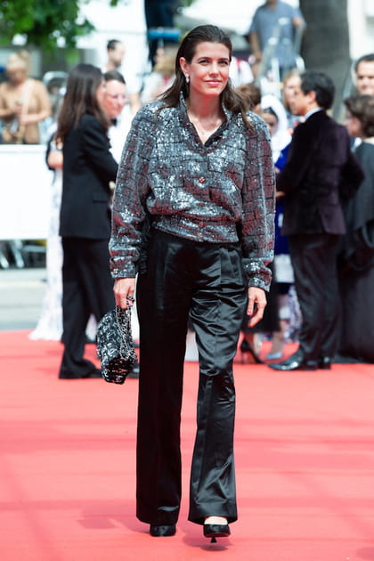Charlotte Casiraghi en pantalon en satin et chemise scintillante Chanel