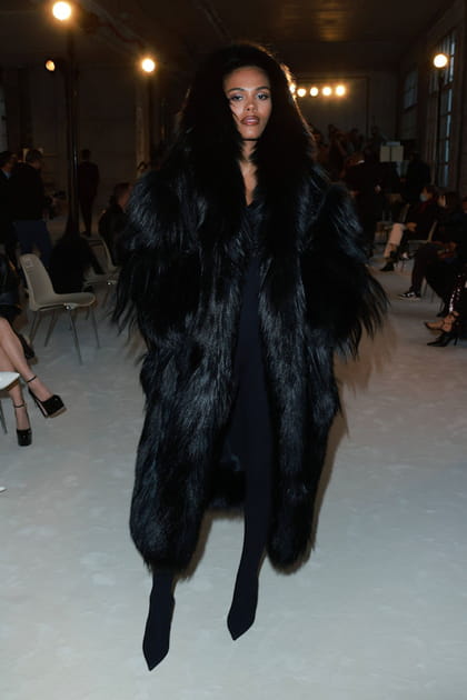 Tina Kunakey en manteau à fourrure oversize noir Alexandre Vauthier
