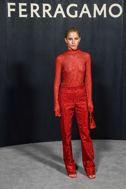 Caroline Daur en ensemble coordonn&eacute;&nbsp;rouge paillet&eacute; au d&eacute;fil&eacute; Ferragamo