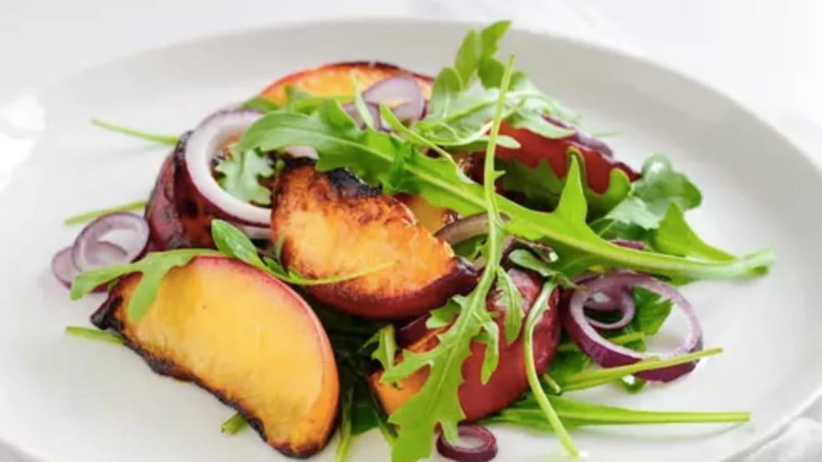Salade estivale aux pêches, poires et cerises