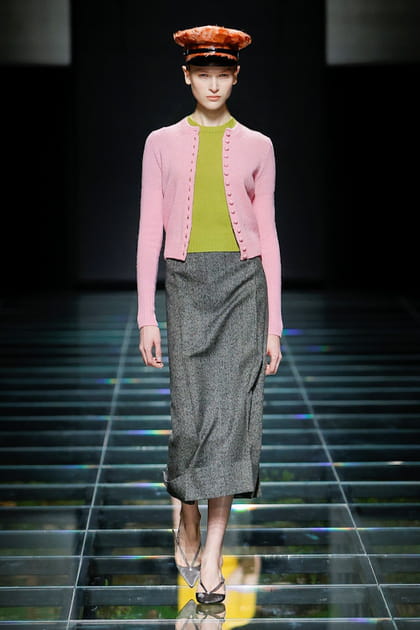 Longue jupe grise, cardigan rose et top vert aper&ccedil;us sur le d&eacute;fil&eacute; Prada