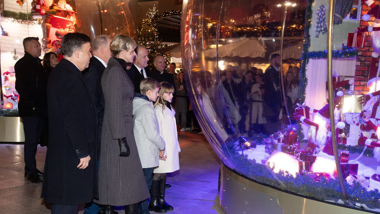 La famille princière admire les boules de Noël