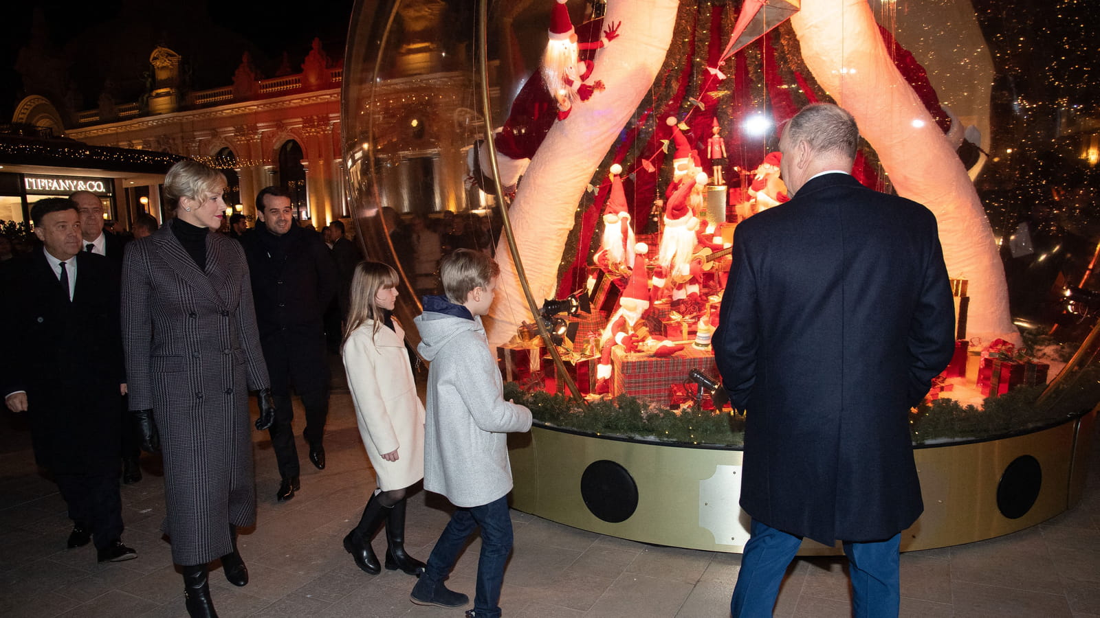 Jacques et Gabriella admirent une boule de Noël